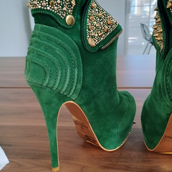 Alba Green Heels with Gold Accents - Picture 7 of 9